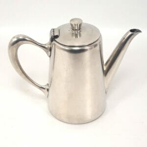 Caffettiera Christofle in edizione limitata per Hotel Post in "lega Christofle". L'oggetto è in buone condizioni generali, presenti segni d'uso.