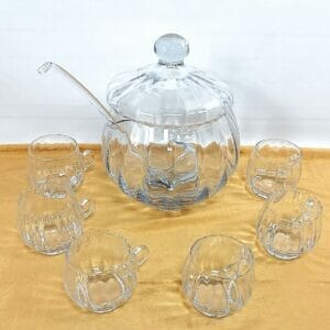 Servizio per Punch in vetro soffiato in stile Murano realizzato a mano. Ideale anche per macedonia. In ottimo stato, una tazza ha una crepa.