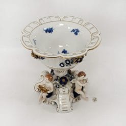 Alzata in ceramica capodimonte con angeli e colorazione echt kobalt