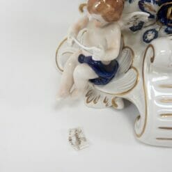 Alzata in ceramica capodimonte con angeli e colorazione echt kobalt