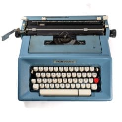 Scopri l'iconica macchina da Scrivere Studio 46 di Olivetti anni '70, un autentico pezzo vintage. Completa di custodia rigida protettiva, questa macchina da scrivere rappresenta un'opportunità unica per possedere un pezzo di storia del design italiano!