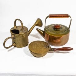 Splendido lotto di antichi oggetti in ottone vintage per la casa. Questo affascinante set include un annaffiatoio, un bollitore e un posacenere - autentici pezzi ultra vintage che aggiungeranno un tocco di charme alla tua casa.
