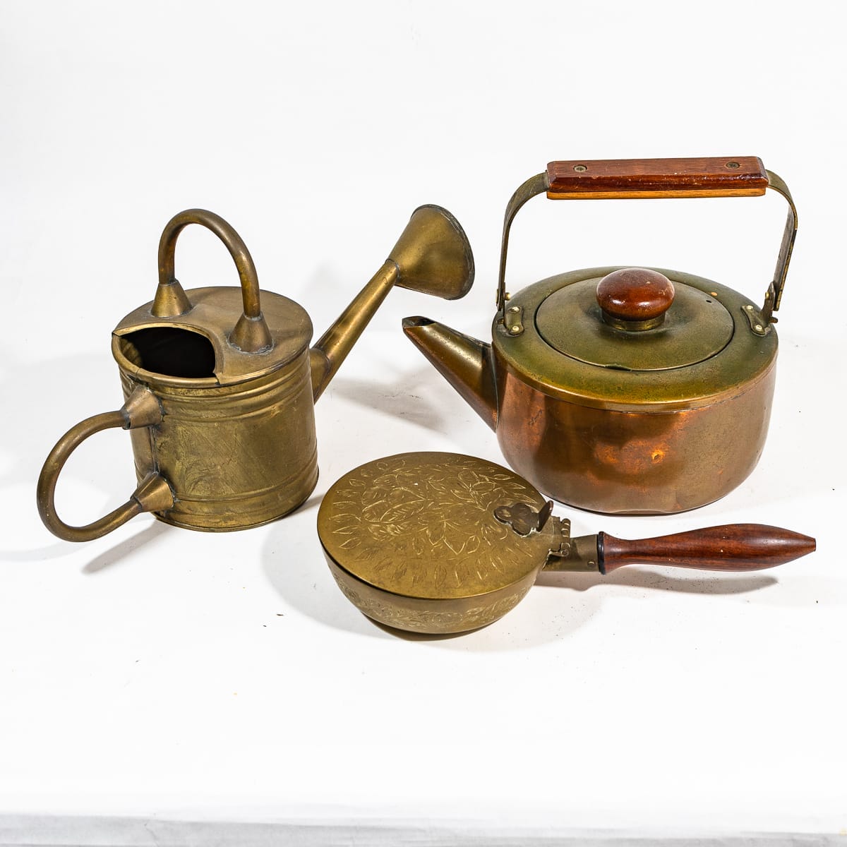 Splendido lotto di antichi oggetti in ottone vintage per la casa. Questo affascinante set include un annaffiatoio, un bollitore e un posacenere - autentici pezzi ultra vintage che aggiungeranno un tocco di charme alla tua casa.