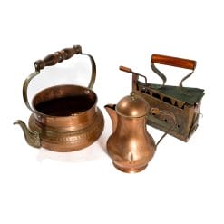 Scopri questo straordinario lotto di antichi oggetti per la casa in rame, autentici pezzi ultra vintage che porteranno un tocco di eleganza e storia nella tua casa!