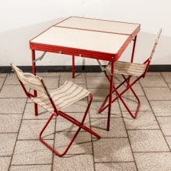 Scopri il tavolino da campeggio pieghevole vintage anni '70 con due sedie, perfetto per arredamento outdoor retrò. Ottime condizioni, unico e affascinante.