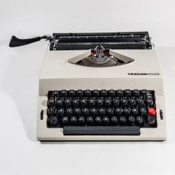 Aggiungi un tocco retro al tuo studio con questa bellissima macchina da scrivere Texcon 2002 anni '70, un autentico pezzo vintage.