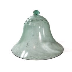 Aggiungi un tocco di eleganza e funzionalità al tuo giardino con questa Antica campana in vetro, ispirata alle serre vittoriane.