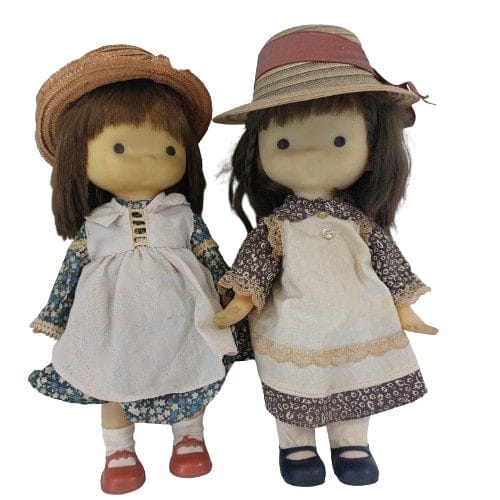 Coppia di bambole vintage anni '60 in vinile con arti mobili e capelli radicati. Vestiti removibili. Perfette per collezionisti di bambole da collezione vintage.