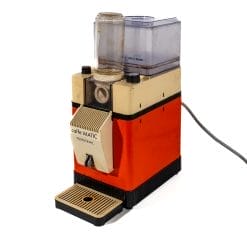 Intrigante macchina da caffè vintage anni '70 : questo pezzo unico, dalle tonalità beige e rosso tipiche di quel periodo, è una macchina per il caffè retrò che non solo ti permette di preparare un caffè autentico, ma anche di arredare con classe il tuo spazio.