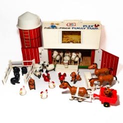 Scopri la bellezza nostalgica del Fisher Price vintage farm set! Questo splendido gioco vintage della Fisher-Price ti permette di ricreare la vita di campagna in miniatura, ideale per i piccoli e i collezionisti appassionati. Il cuore di questo set è il granaio, che sorprende con un magico muggito ogni volta che viene aperto!