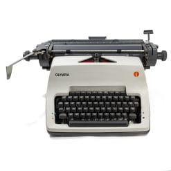 Scopri la macchina da scrivere Olympia vintage SG 3 Deluxe: Perfetta per collezionisti di oggetti d'epoca o come oggetto decorativo