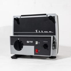 Per i nostalgici della storia del cinema ecco il proiettore cinematografico Silma S112. Questo modello vintage, risalente agli anni '70, è completamente funzionante e rappresenta una gemma per gli appassionati e i collezionisti di tecnologia d'epoca.