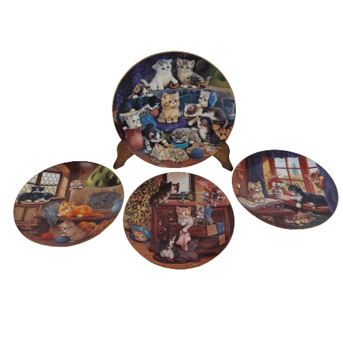 Piatti Decorativi J. Scholz dipinti a mano con gattini. Piatti numerati da collezione, perfetti per arricchire il tuo ambiente con eleganza e stile!