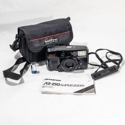 Fotocamera analogica vintage Olympus anni '90. Obiettivo 38-76mm, flash integrato, scatti automatici. Rivivi l'autenticità della fotografia a pellicola!