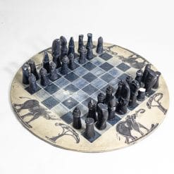 Scacchiera e scacch in pietra saponaria intagliata a mano con rinoceronti ed elefanti. Pezzo unico con dettagli artigianali, perfetta per collezionisti!