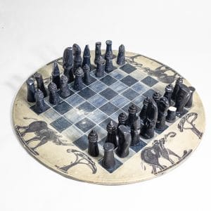 Scacchiera e scacch in pietra saponaria intagliata a mano con rinoceronti ed elefanti. Pezzo unico con dettagli artigianali, perfetta per collezionisti!