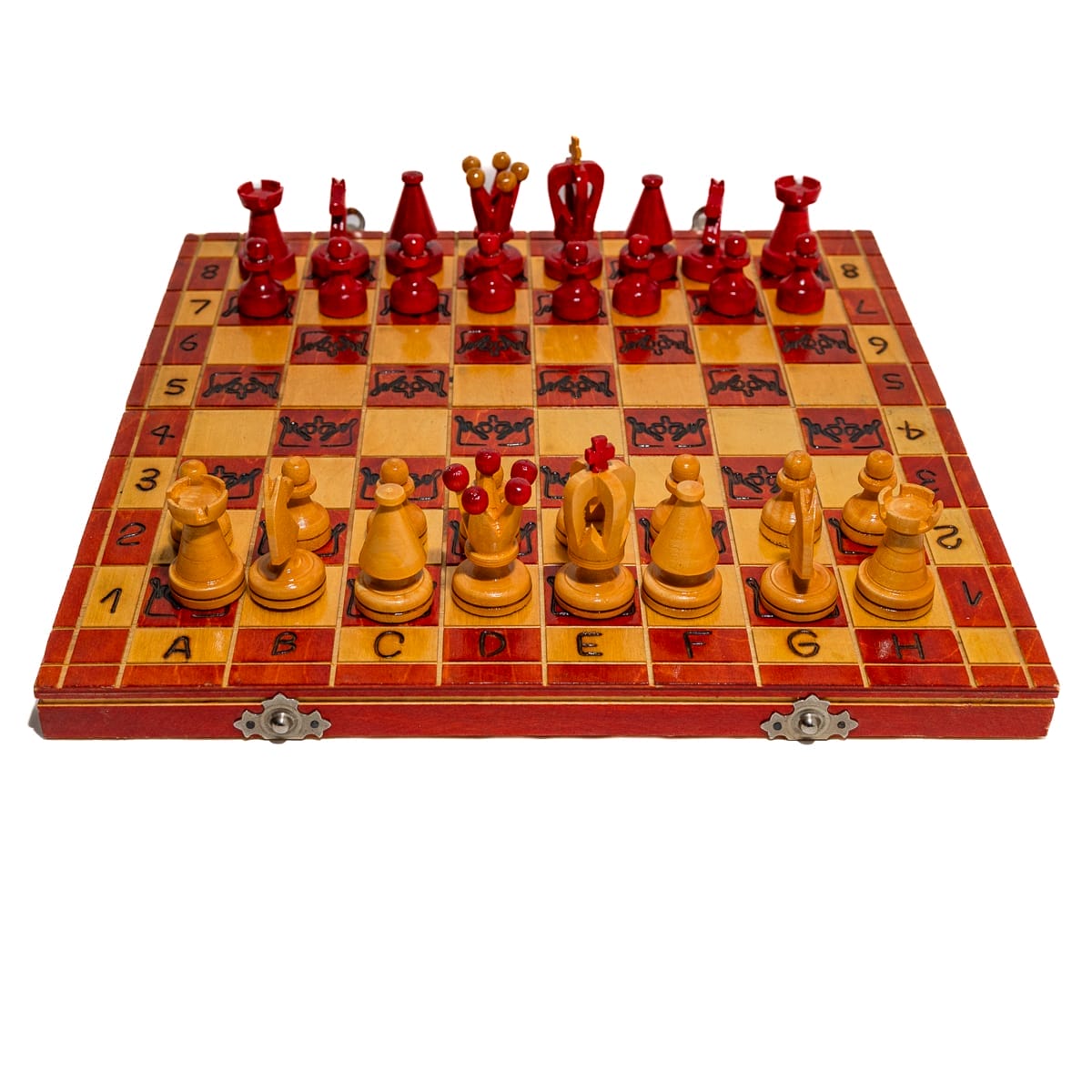 Raffinata scacchiera in legno verniciato vintage con chiusura a scatola, colore rosso e beige. In ottime condizioni, perfetta per appassionati di scacchi!