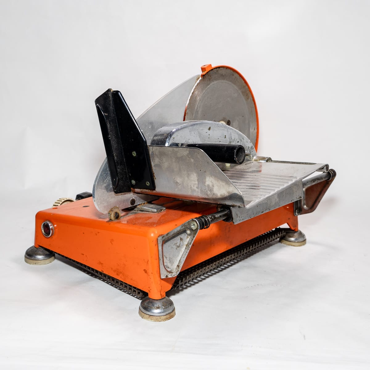 Affettatrice Quick Mill OMRE anni '60 arancione, funzionante. Pezzo vintage da collezione e arredamento, per un tocco di modernariato autentico!