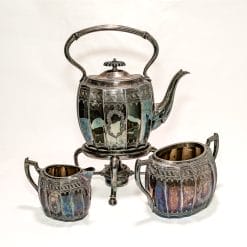 Bellissimo lotto servizio da tรจ e accessori vintage, perfetti per gli amanti dello stile retrรฒ. Un lotto ricco di argenteria in buone condizioni.