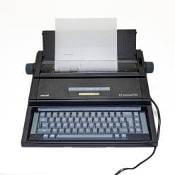 Macchina da scrivere Olivetti ET Personal 530 vintage, testata e funzionante. Design elegante e funzionale, perfetta per collezionisti!