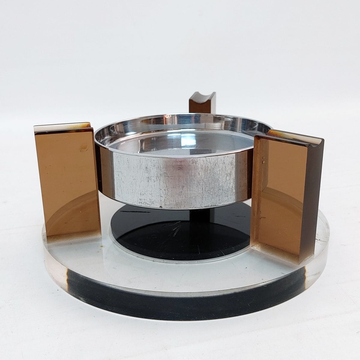 Posacenere magnetico vintage anni '70, pezzo raro per gli amanti del modernariato e degli oggetti di design. In buone condizioni, ideale come regalo!