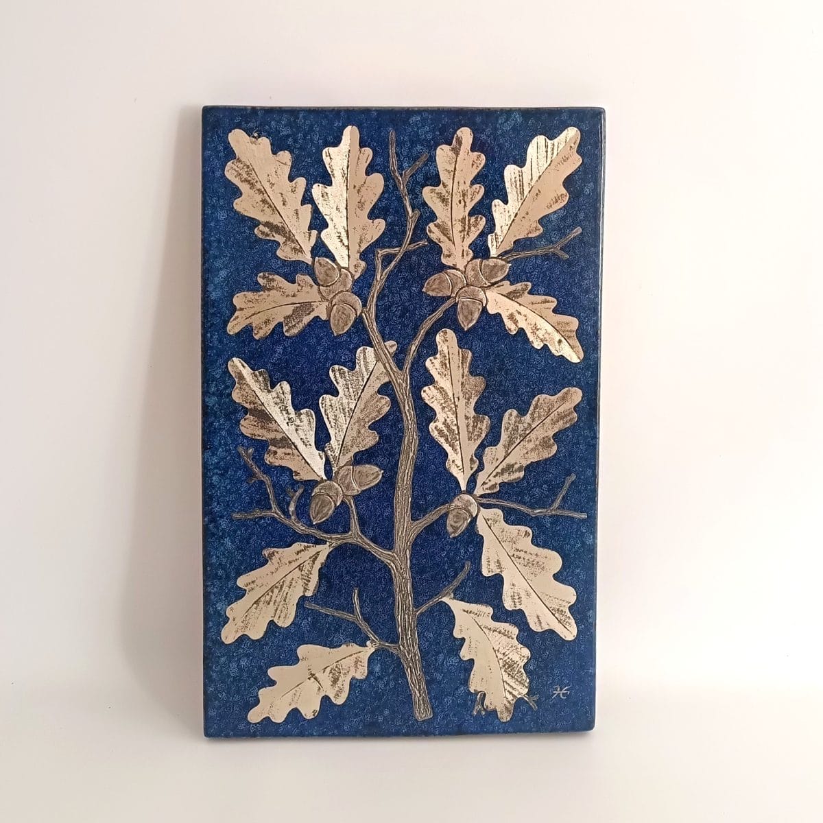 Placca Heinz Herret per Gustavsberg in ceramica, con rilievo di foglie di quercia e ghiande su sfondo blu. Perfetto per amanti del design scanvinavo!