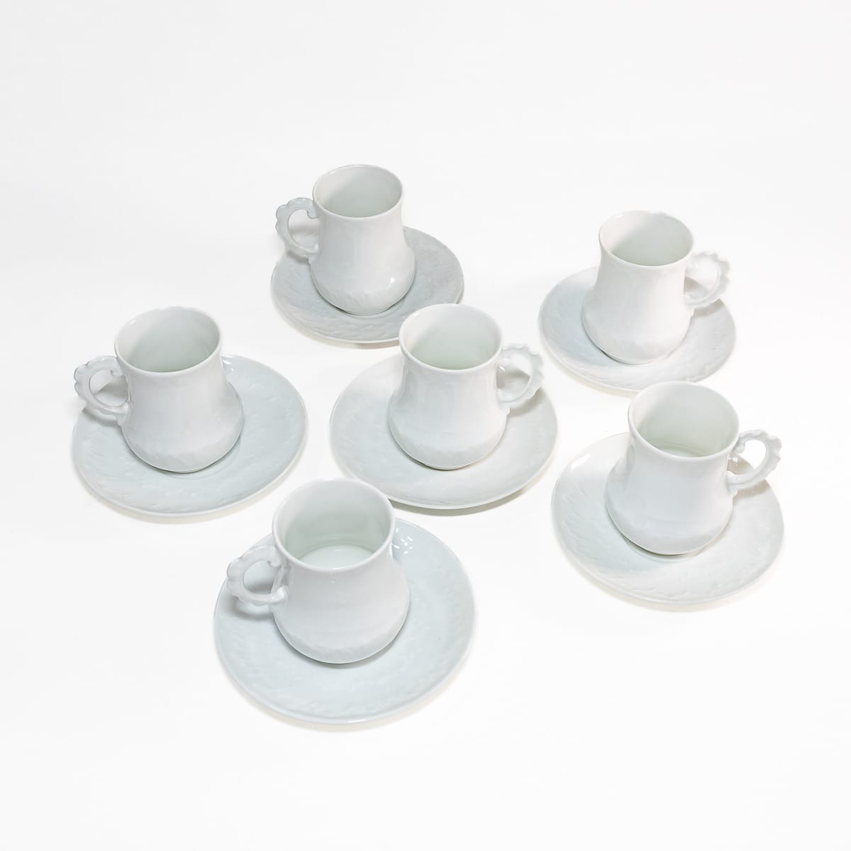 Set da caffè Giraud Limoges in porcellana bianca, composto da 6 tazzine e piattini vintage. Elegante e raffinato, perfetto per collezionisti di porcellane.