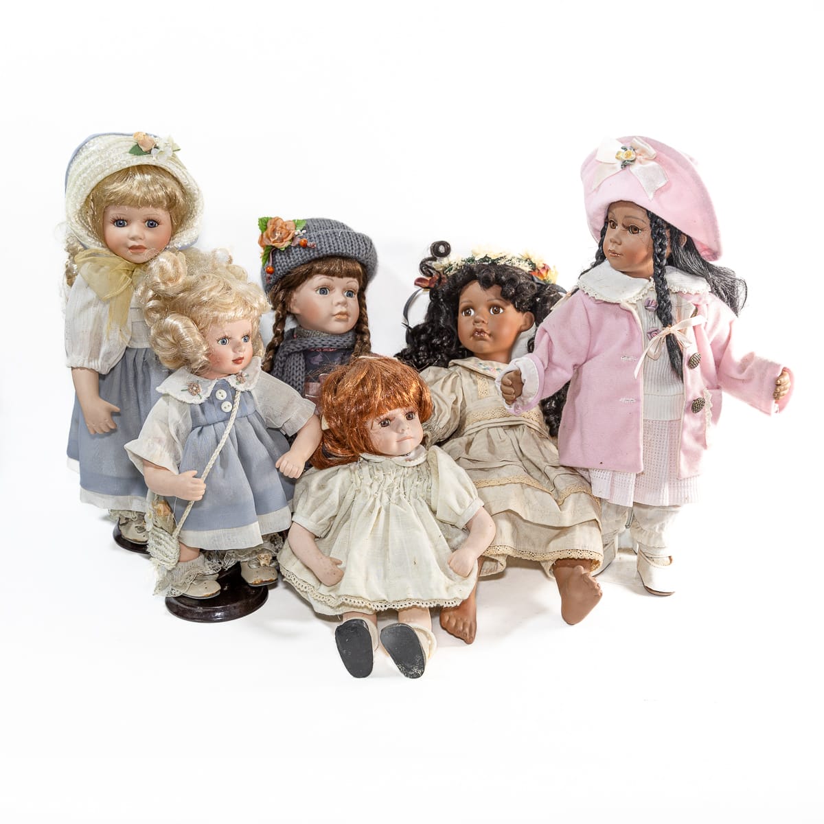 Lotto 6 bambole in porcellana da collezione, vintage, con piedistalli. Ottime condizioni, dettagli curati, vestiti originali.