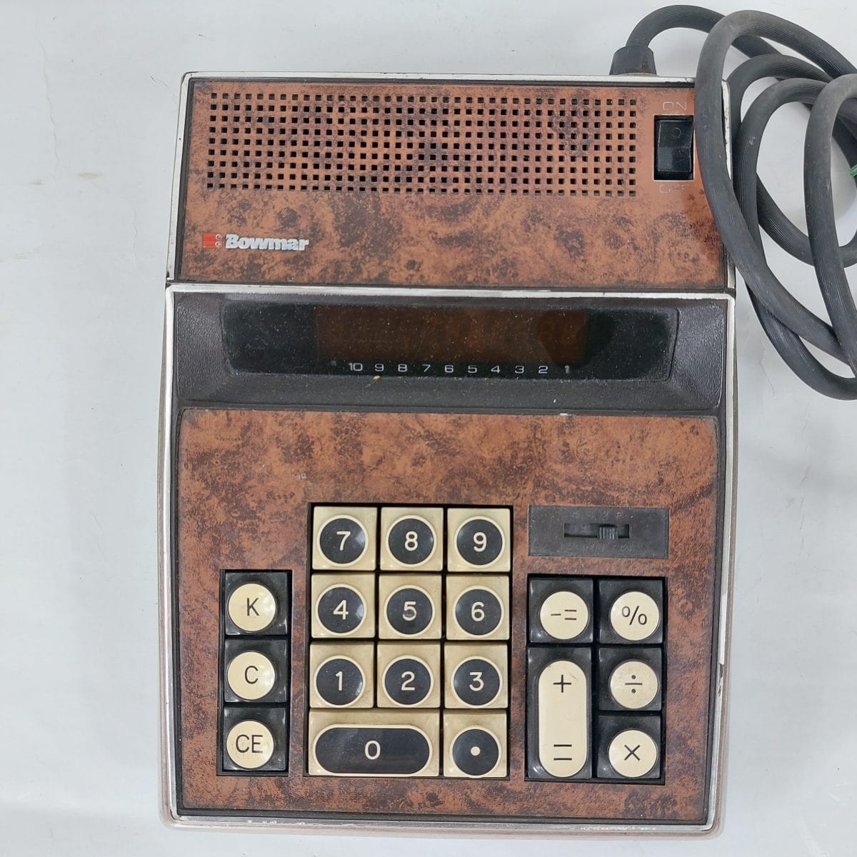 Calcolatrice anni '70 Bowmar TX-1000, design vintage con finitura effetto legno, chip Texas Instruments e display Panaplex. Rara, da collezione.