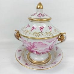 Coppa biansata con coperchio Sevres anni '40-'50, decorata e dorata a mano in stile neoclassico. Oggetto vintage da collezione in ottime condizioni.