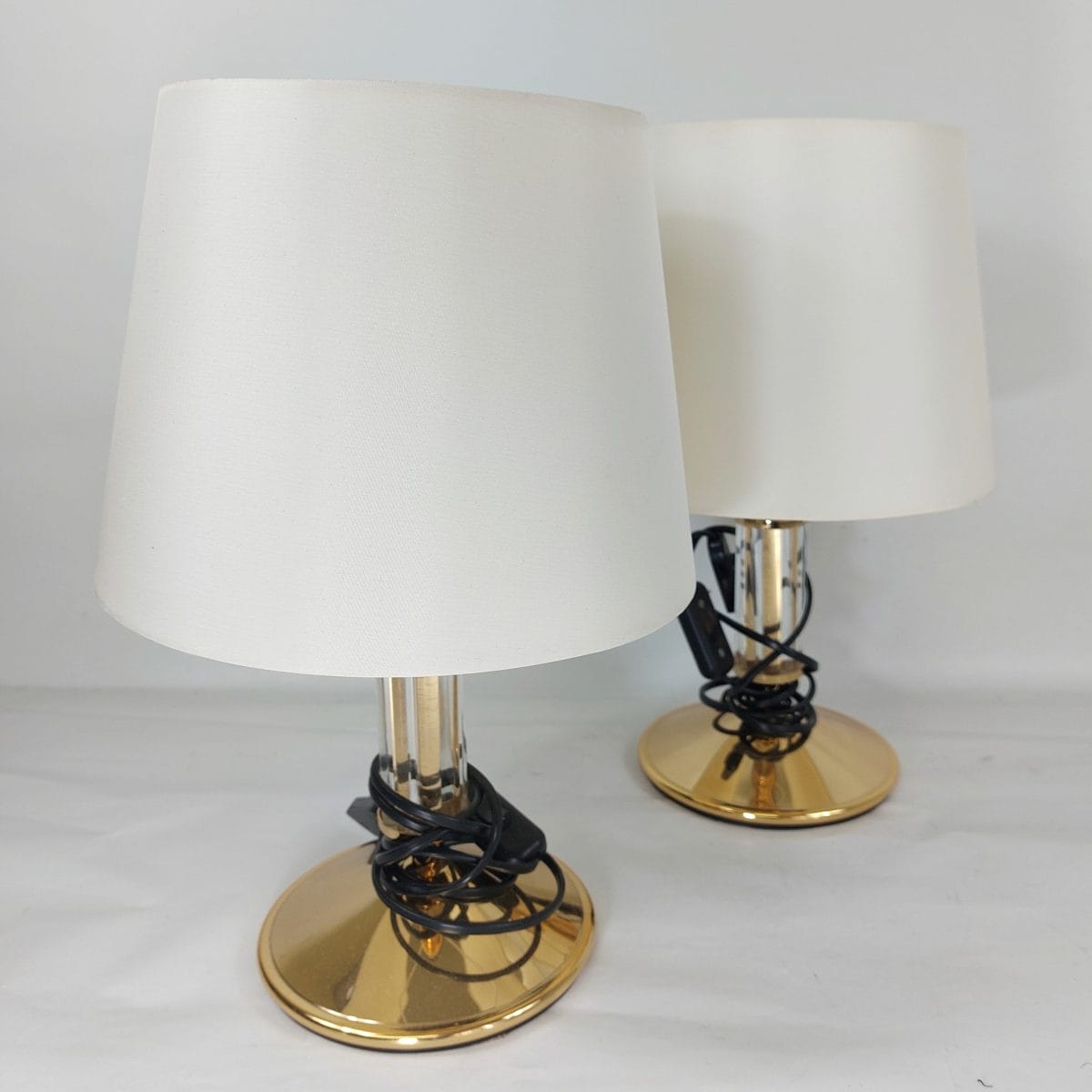 Set di 2 lampade abat-jour F. Fabbian vintage anni '80-'90 con base in acciaio dorato e paralume crema. Originali e perfette per arredare con stile.