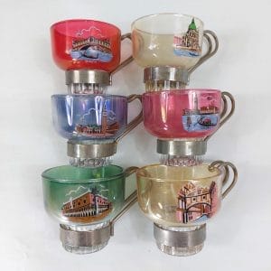 Set da caffè Vedute di Venezia anni '50 in vetro colorato con base a stella. Decorate con celebri monumenti veneziani. Vintage, da collezione.