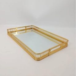 Vassoio a specchio vintage MB Patent oro, elegante e raffinato. Struttura in metallo dorato, fondo a specchio, perfetto come centrotavola retrò.