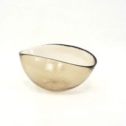 Elegante Yalos Murano Ciotola "Cartoccetto" di colore avorio fumè, vintage. In ottime condizioni, perfetto per i collezionisti e amanti del design.