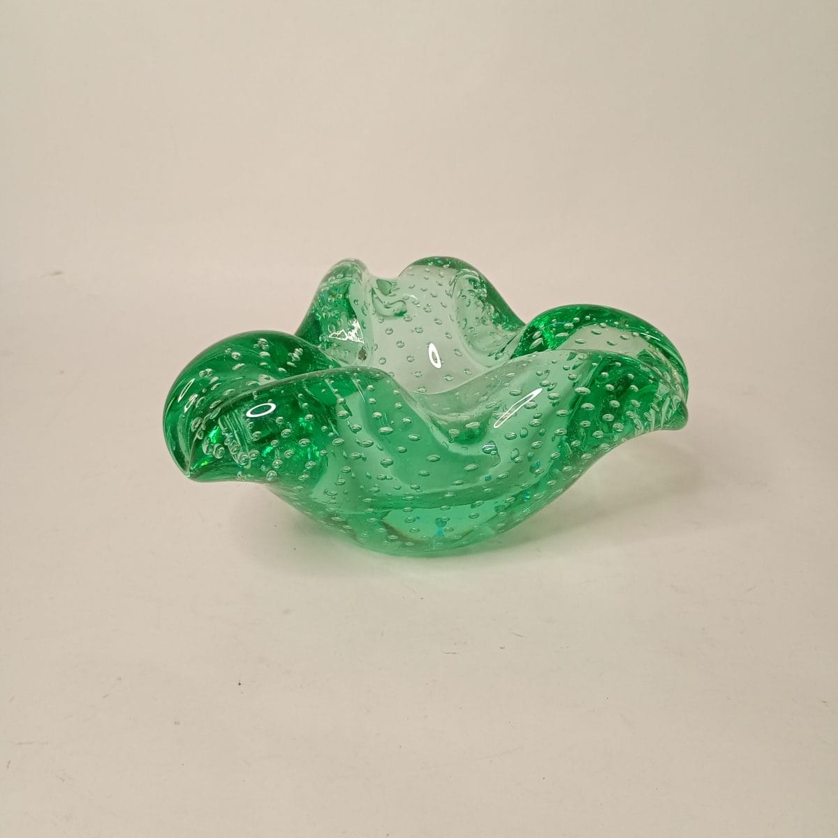 Ciotola in vetro bullicante di Murano anni '60, verde trasparente, forma triangolare con bordi ripiegati. Bellissimo artigianato veneziano autentico.