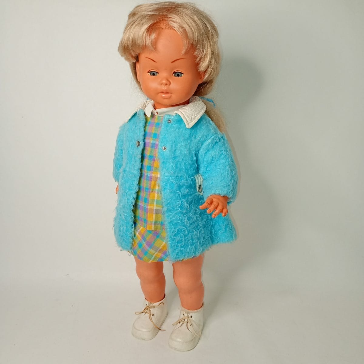 Bambola gigante Gegè vintage anni '70, 60 cm, corpo in plastica, viso in vinile, occhi clic clac, vestiti originali. Icona del giocattolo d’epoca!