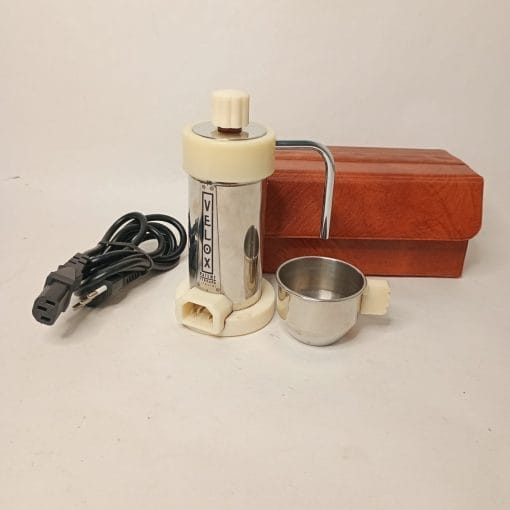 Velox caffettiera elettrica vintage anni '60-'70 con cavo, tazzina, filtri e custodia originale. Icona di design retrò, perfetta per collezionisti.