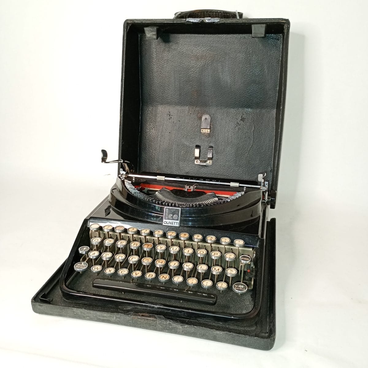 Macchina da scrivere Ico Olivetti MP1 anni '30 con custodia originale con design iconico. Perfetta per collezionisti e amanti del vintage.