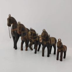 Set di 5 statuine cavalli in legno e rame Marwari India, artigianato indiano d'epoca ricco di dettagli e fascino storico.
