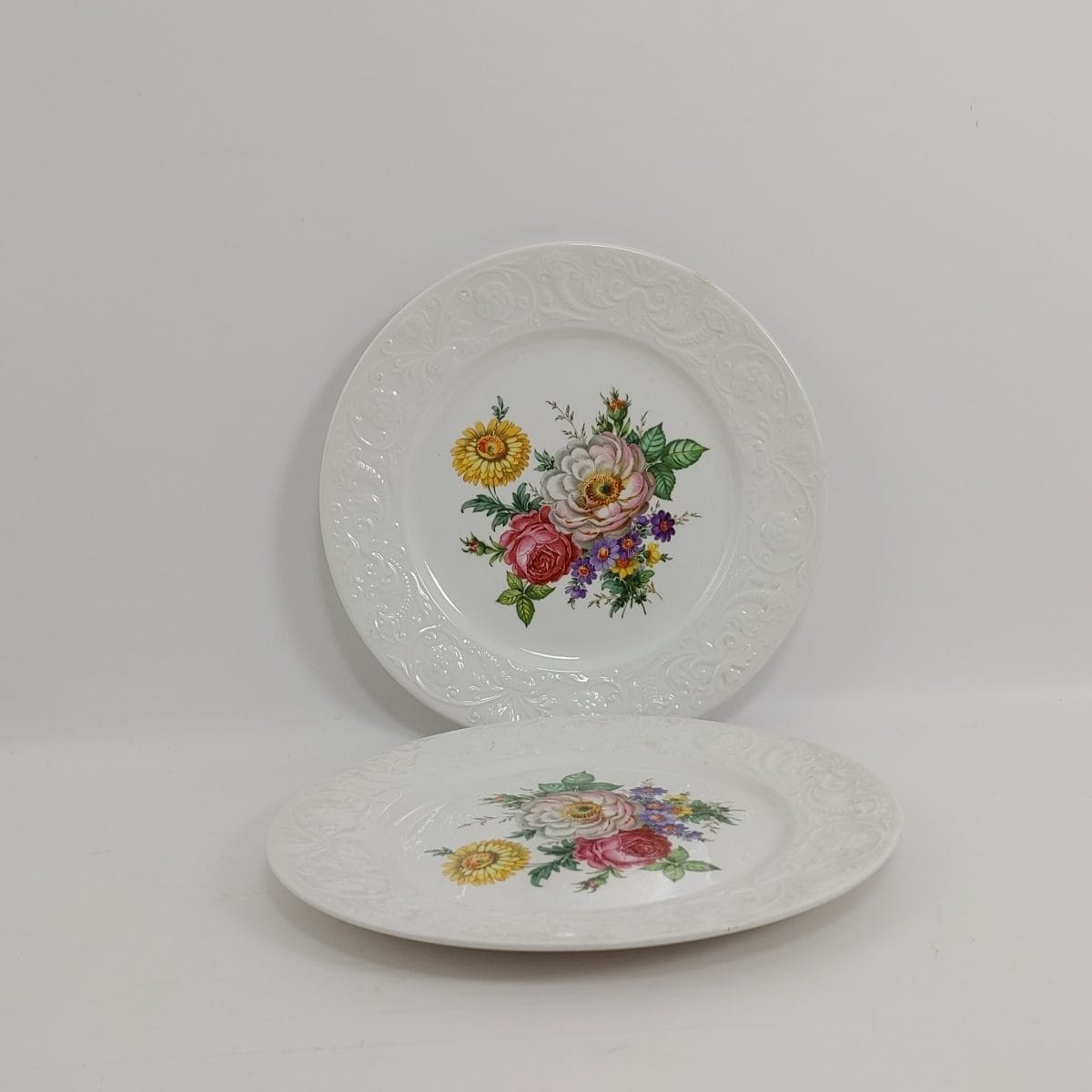 Coppia di piatti Diamondstone Laveno Richard Ginori vintage con decoro floreale, ceramica pregiata anni '50-'60, eleganza e qualità artigianale italiana.