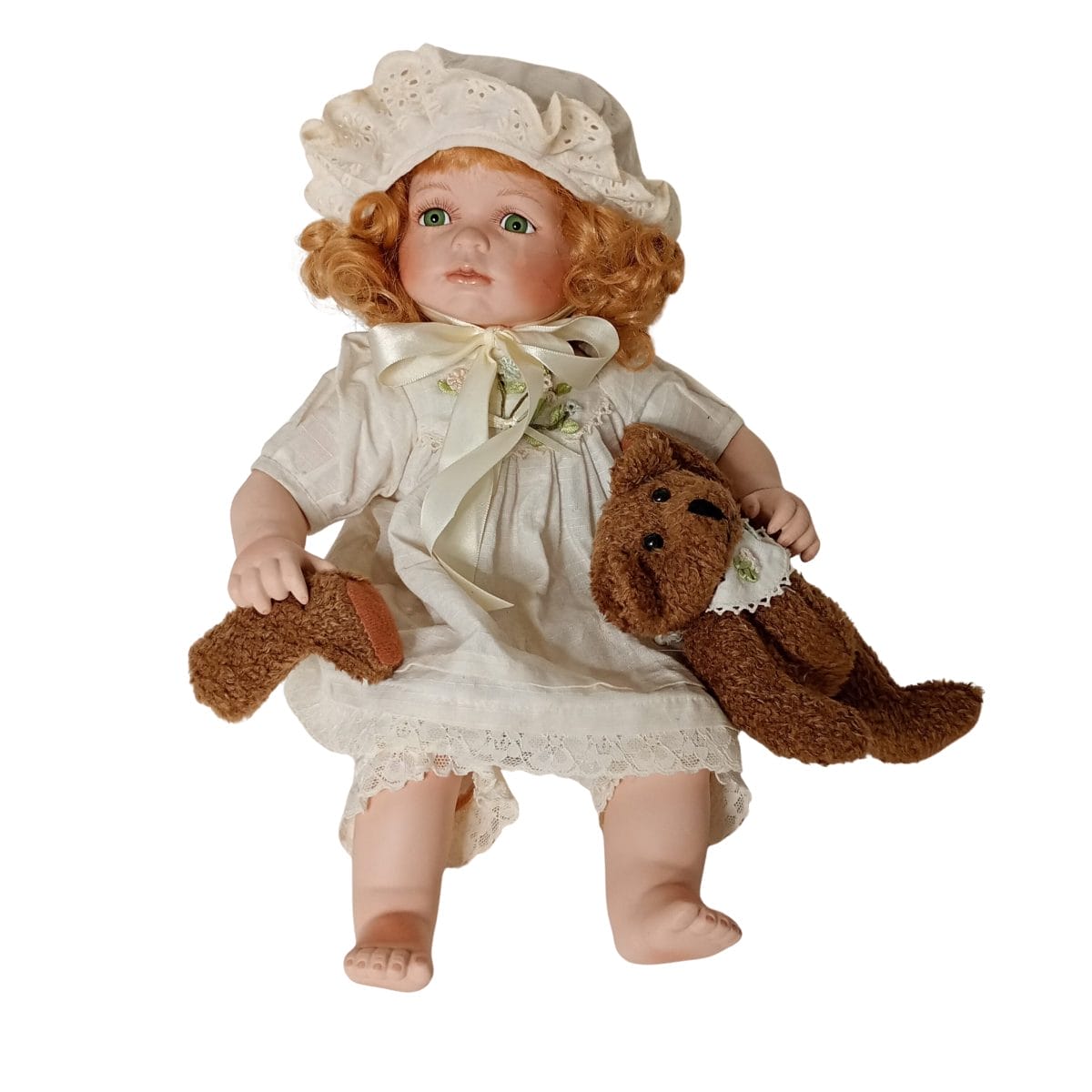 Bambola in porcellana NJSF vintage con vestito bianco e pupazzo. Pezzo raro da collezione in ottime condizioni, ideale per amanti del modernariato.