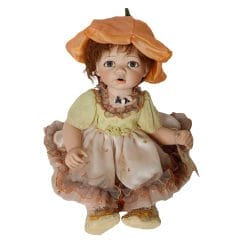 Oncrown bambola di porcellana modello Marjory da collezione, con etichetta, abiti originali, viso dipinto a mano, occhi azzurri e capelli ramati.