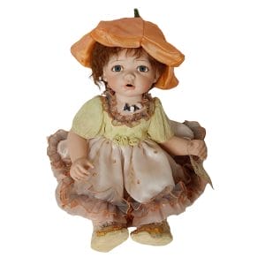 Oncrown bambola di porcellana modello Marjory da collezione, con etichetta, abiti originali, viso dipinto a mano, occhi azzurri e capelli ramati.