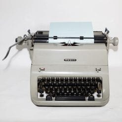 Macchina da scrivere vintage Facit da ufficio, grigia, tastiera QWERTY. Testata e funzionante. Ottime condizioni, ideale per collezione o arredo.