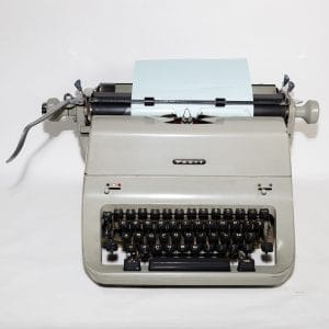 Macchina da scrivere vintage Facit da ufficio, grigia, tastiera QWERTY. Testata e funzionante. Ottime condizioni, ideale per collezione o arredo.