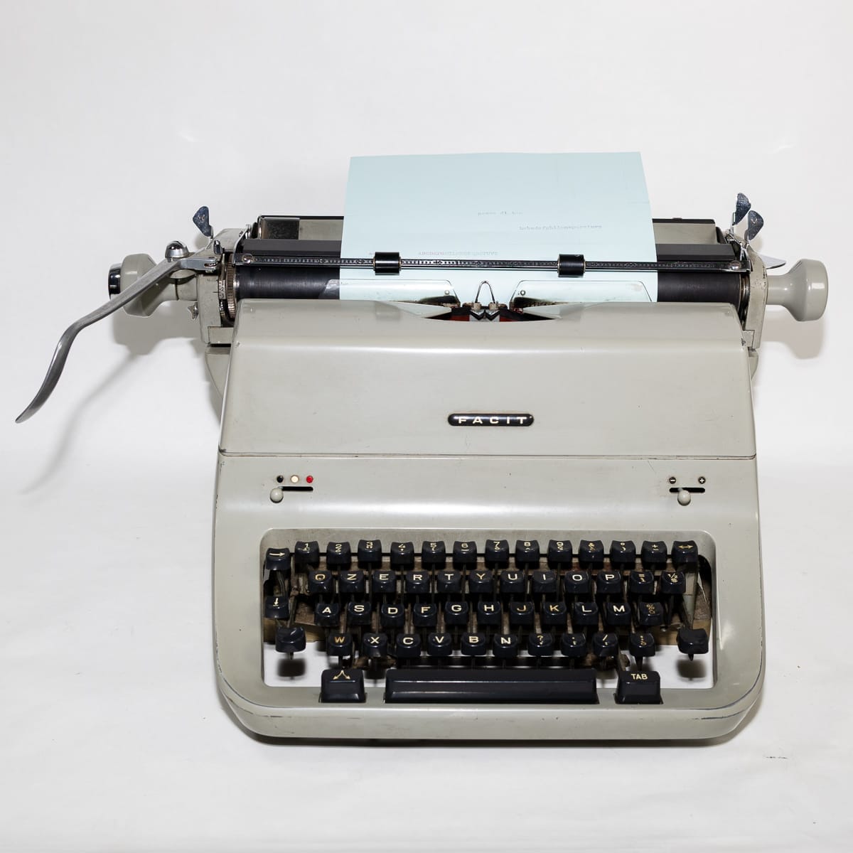 Macchina da scrivere vintage Facit da ufficio, grigia, tastiera QWERTY. Testata e funzionante. Ottime condizioni, ideale per collezione o arredo.