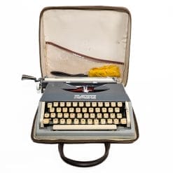 Macchina da scrivere Montana vintage anni '50-'60 con custodia originale. Funzionante. Perfetta per collezionisti e amanti del design.
