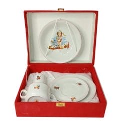 Set pappa vintage Risolì in porcellana anni '60. Cinque pezzi con disegni di bambina. In scatola di velluto rosso. Ottime condizioni. Ideale per regalo.