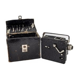 Cinepresa proiettore antico Campro da 9,5 mm, anni '30. Oggetto da collezione in ottime condizioni estetiche. Solo per esposizione.