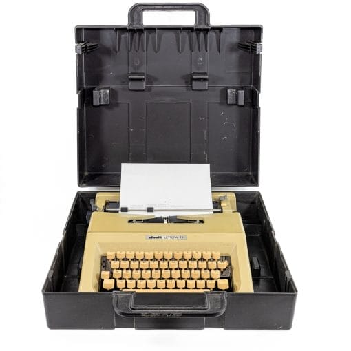 Macchina da scrivere Olivetti Lettera 25 vintage, beige. Funzionante e con custodia originale. Ideale per collezionisti. Ottime condizioni.